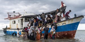 Ein Boot mit Flüchtlingen