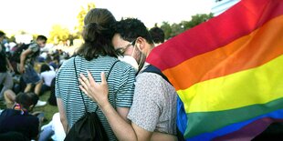 zwei Personen mit Regenbogenflagge in Santiago, Chile