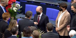 Olaf Scholz bekommt Blumensträuße im Bundestag