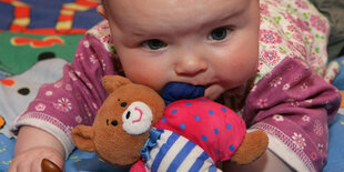 Ein Baby mit Spielzeug.