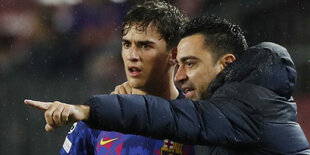 Trainer Xavi instruiert Spieler Gavi an der Seitenlinie