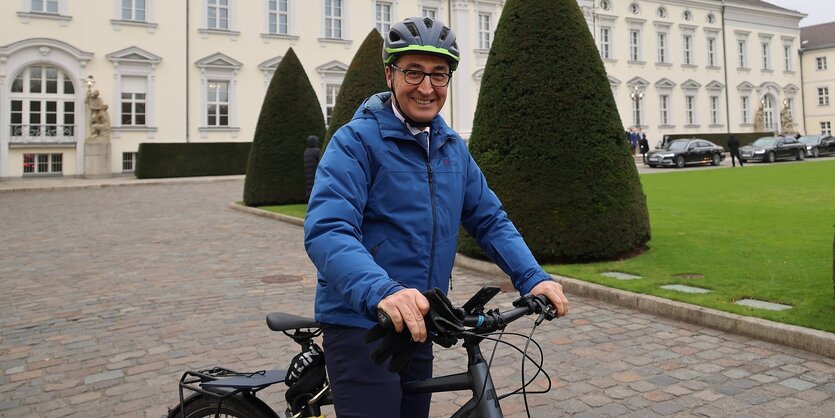 Cem Özdemir auf dem Fahrrad vor dem Schloss Bellevue