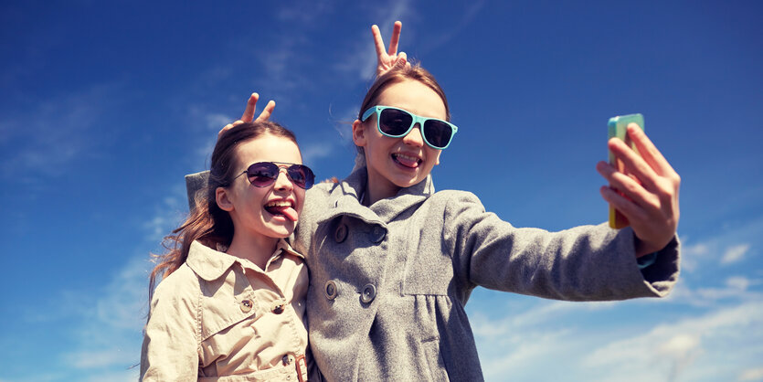 Zwei Teenager machen ein Selfie