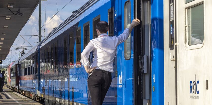 Ein Zug hält an einem Bahnhof