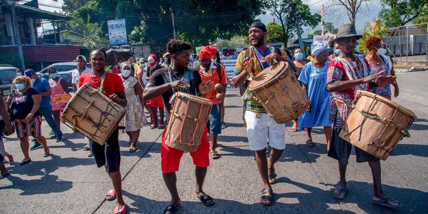 Garifuna-Trommler auf der Straße