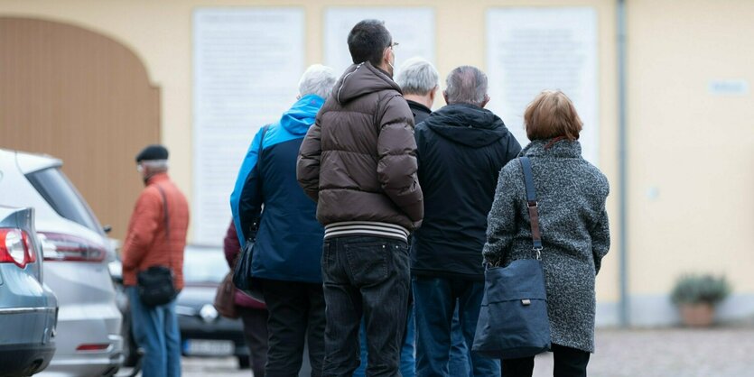 Menschen stehen in einer Warteschlange