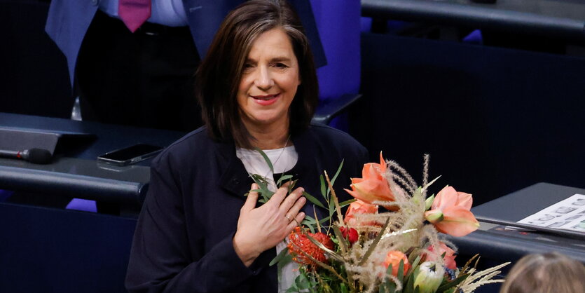 Katrin Göring-Eckardt mit einem Blumenstrauss in der Hand.