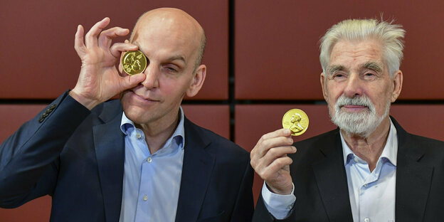 Benjamin List und Klaus Hasselmann mit ihrem Nobelpreismedaillien.