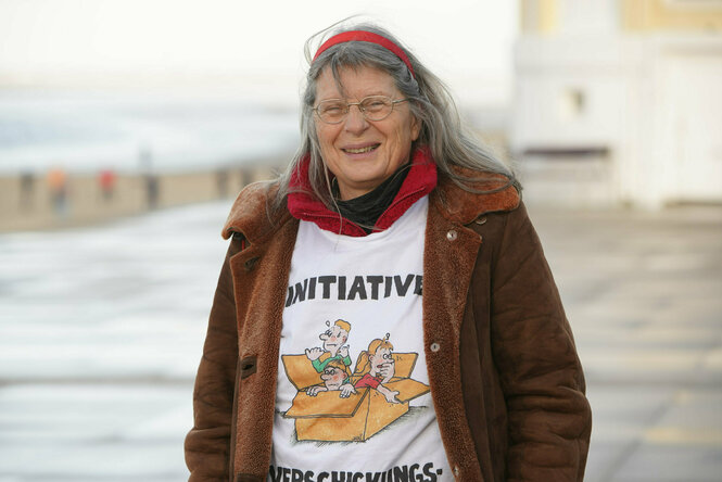 Autorin Anja Röhl mit Jacke und zerzausten Haaren auf Borkum