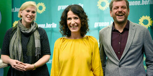 Das Foto zeigt Bettina Jarasch zwischen den Grünen-Landesvorsitzenden Nina Stahr und Werner Graf