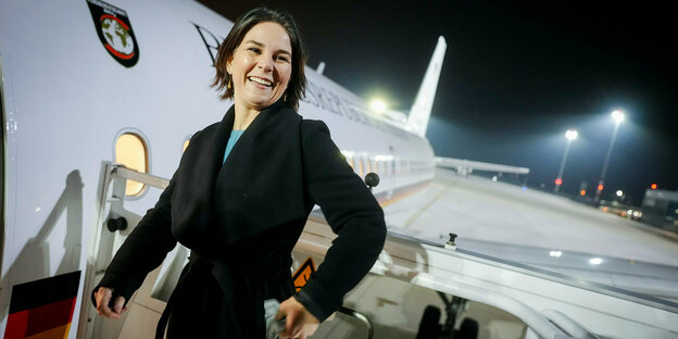 Außenministerin Annalena Baerbock steigt in ein Flugzeug.