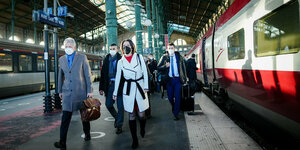 Baerbock und der deutsche Botschafter Lucas gehen durch den Gare du Nord
