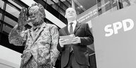 Olaf Scholz neben der Statue von Willy-Brandt.