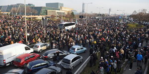 Sehr viele Menschen blockieren eine Autobahn in Belgrad