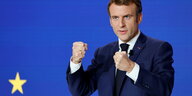 Macron vor blauem Hintergrund