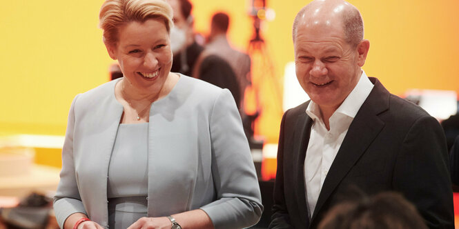 Franziska Giffey und Olaf Scholz stehen nebeneinander und lächeln