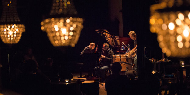 Das norwegische Quartett Dans les arbres hinter funkelnden Kronleuchtern