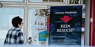 Ein Schild vor einer Eingangstür. Auf dem Schild steht "Kein Besuch!".