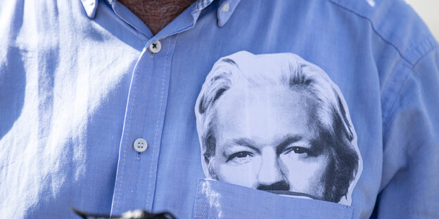 Ein Teilnehmer der Demo «Journalismus ist kein Verbrechen - Freiheit für Julian Assange» hat ein Bild des Wikileaks-Gründers Julian Assange in der Brusttasche seines Hemdes