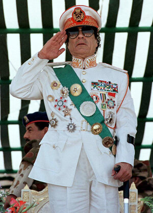 Gaddafi bei einer Militärparade 1999.