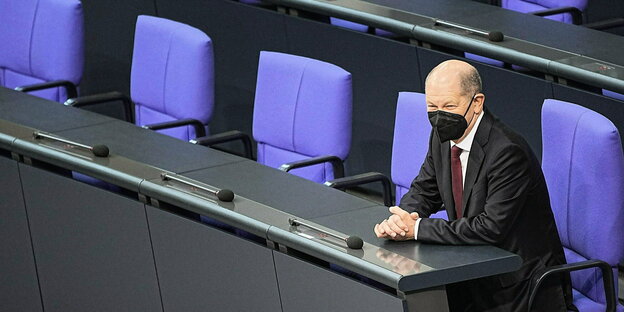 Olaf Scholz sitzt mit schwarzer MMaske alleine auf der Regierungsbank