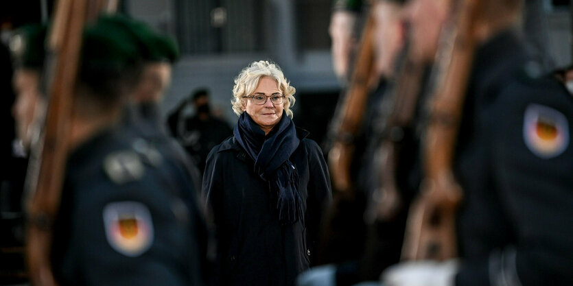 Christine Lambrecht steht vor salutierenden Soldaten