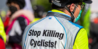 Mann in Radfahrmontur, Schrift auf Rücken "Stop Killing Cyclists"