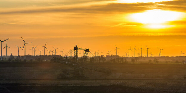 Sonnenuntergan hinter Windrädern hinter Garzweiler Tagebau