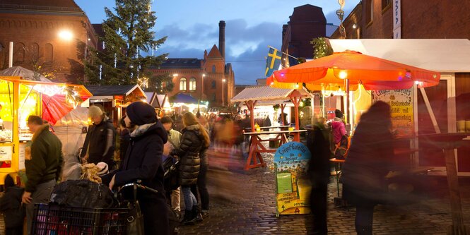 Menschen laufen über einen Weihnachtsmarkt