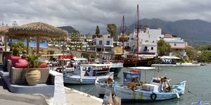 Yachten im griechischen Hafen Sissi