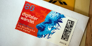 Brief mit Briefmarke "Die Briefmakre wird digital"