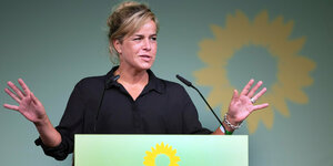 Mona Neubaur, Landesvorsitzende der Grünen in Nordrhein-Westfalen, spricht auf dem Parteitag.