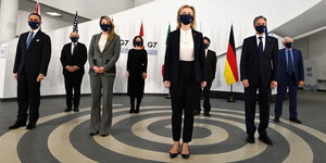 Die G7-Außenminister aufgestellt zu einem Gruppenfoto - alle mit Masken
