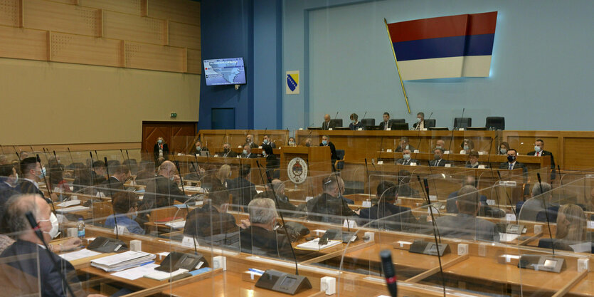 Saal des Regionalparlements in Banja Luka mit serbischer Flagge an der Wand