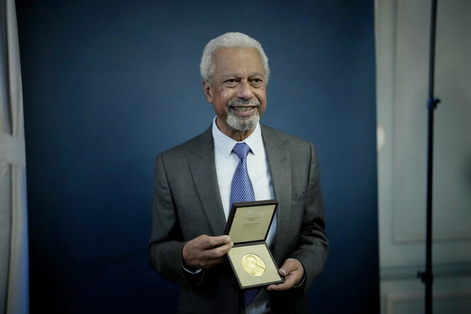 Der Autor Abdulrazak Gurnah zeigt die Nobelpreis-Medaille