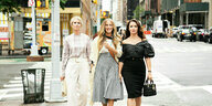 Carrie (Sarah Jessica Parkerm M), Miranda (Cynthia Nixon, l) und Charlotte (Kristin Davis) in einer Szene des «Sex and the City»-Nachfolgers «And Just Like That...