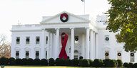 Rote Schleife am Portal des Weißen Hauses