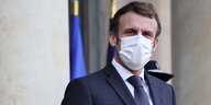 Frankreichs Präsident Emmanuel Macron mit Mundschutz