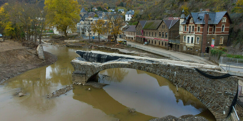 Die von der Flut zerstörte Eisenbahnbrücke über dem Fluss Ahr in Altenahr im Juli 2021