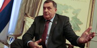 Der serbische Nationalist Milorad Dodik sitzend und gestikulierend