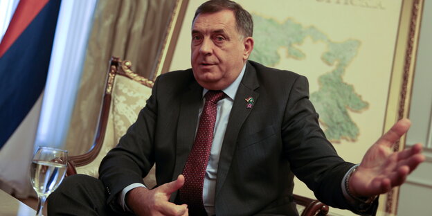 Der serbische Nationalist Milorad Dodik sitzend und gestikulierend