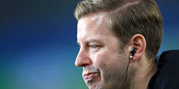 Wolfsburgs Trainer Florian Kohfeldt verzieht angespannt den Mund.