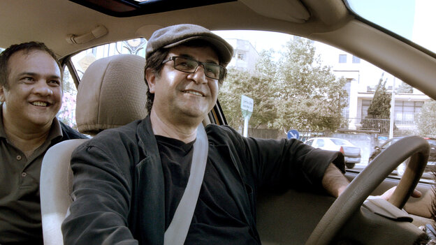 Jafar Panahi in seinem Taxi. Jafar Panahi in seinem Taxi.
