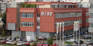 Ein rotes Gebäude mit der Aufschrift B92