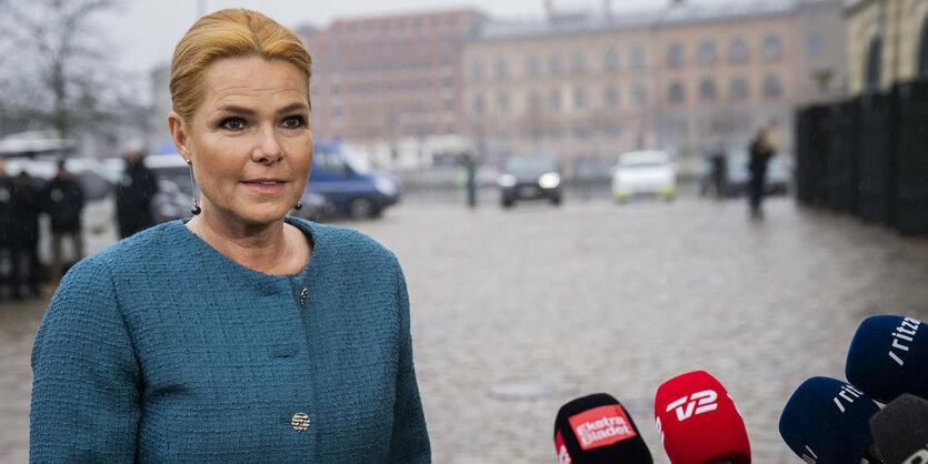 Inger Støjberg spricht auf einem Platz