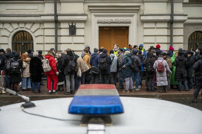 Menschen vor Gerichtsgebäude