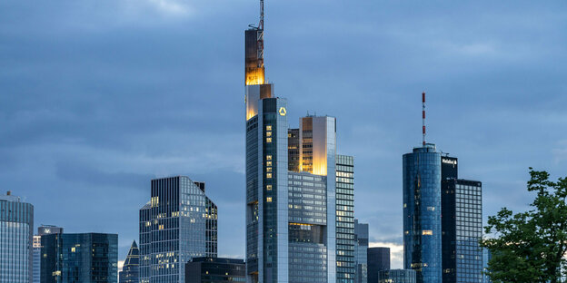 Blaue Stunde Skyline Frankfurt mit Commerzbank Türmen