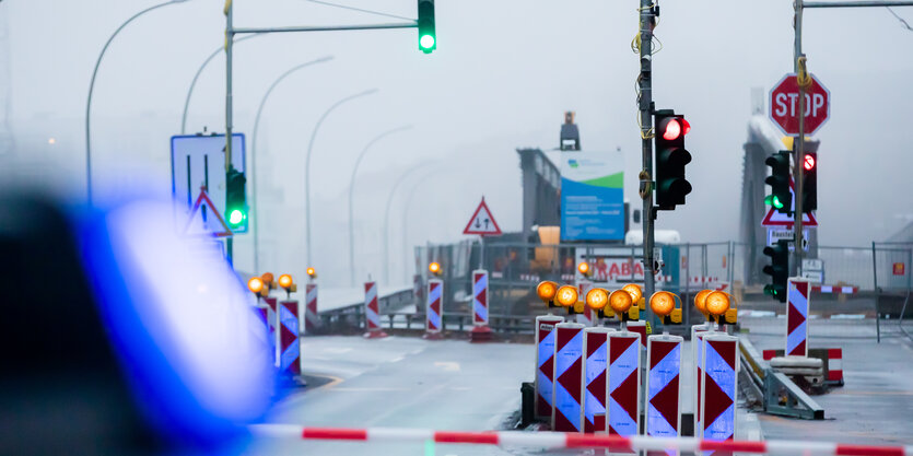 Die gesperrte Zufahrt zur Elsenbrücke am Treptower Park. Die Bücke ist seit dem Morgen komplett gesperrt, da Tragfähigkeitssensoren ausgelöst haben.