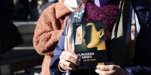 Eine Frau, die ein Buch der spanischen Schriftstellerin Almudena Grandes trägt, nimmt an der Beerdigung der Autorin auf dem Friedhof La Almudena in Madrid teil. Die spanische Schriftstellerin Almudena Grandes («Lulú») ist am Samstag im Alter von 61 Jahren