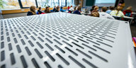Ein Luftfiltergerät steht in einem Klassenzimmer im Anton-Bruckner-Gymnasium.